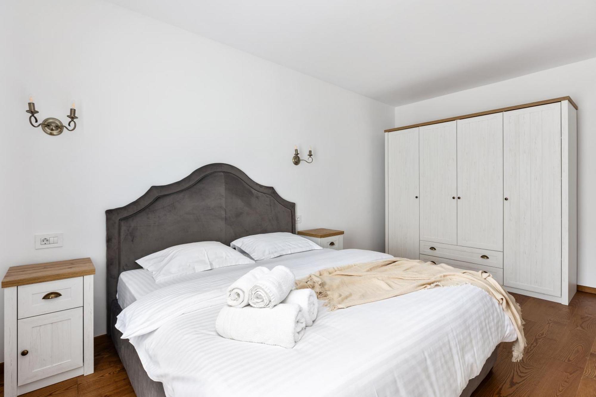 Peak Aparthotel - Old Town - By Cityhost Braşov Exterior foto